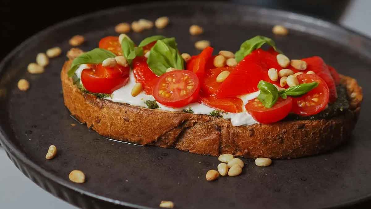 Φτιάξε ένα γευστικό ντιπ φέτας με ψητά ντοματίνια.