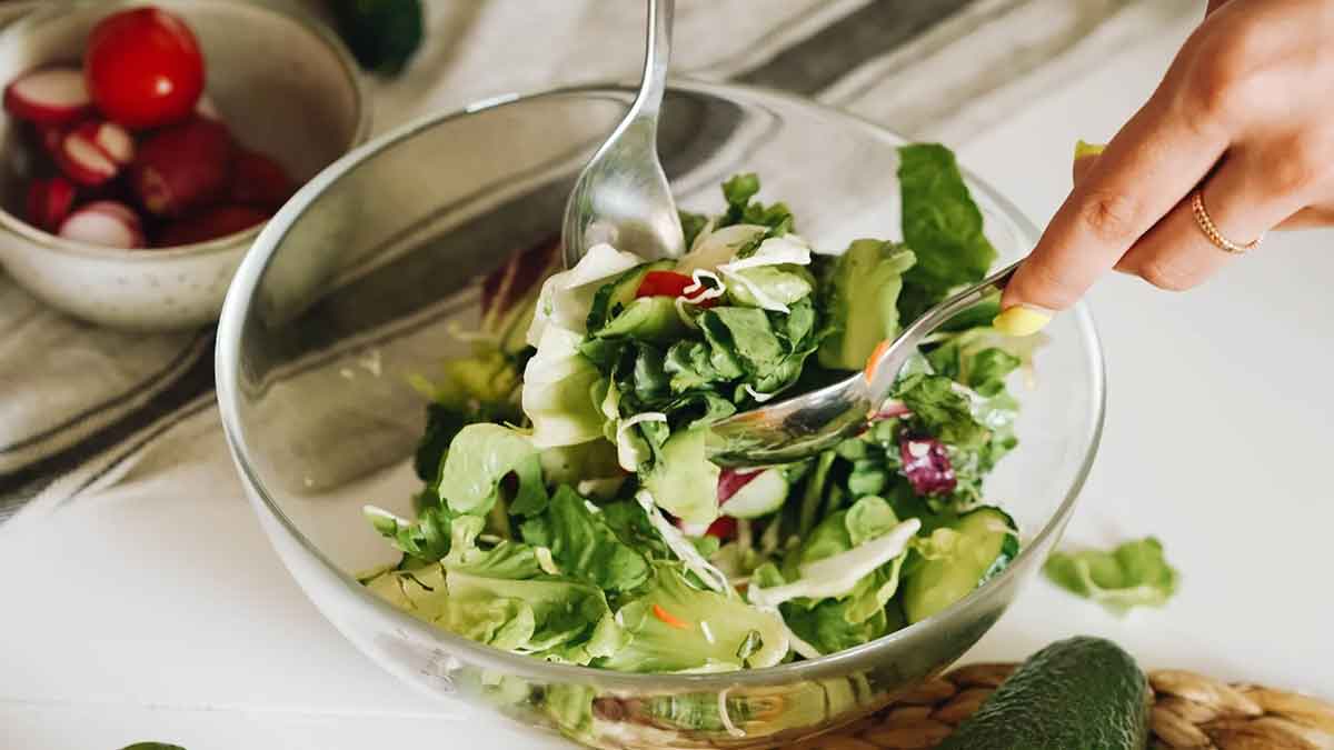 Μια σαλάτα με χαμηλά σε υδατάνθρακες και γαλακτοκομικά προϊόντα)